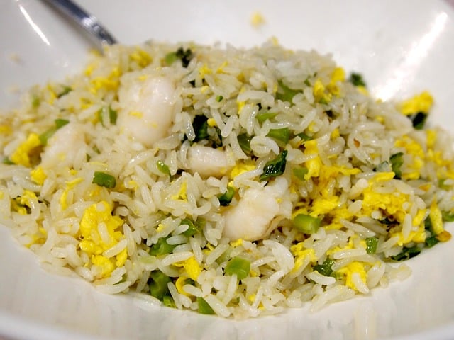 Yema de huevo con arroz, trufa y espárragos